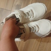 Нові білосніжні кросівки