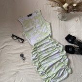 Сукня в рубчик у салатово-білих тонах