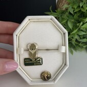 Красива. Брендована емальована пін брошка