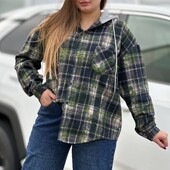 Жіноча подовжена фланелева сорочка вільного крою з капюшоном.