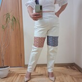 Модний комплект джинси з високою посадкою з вставками і топ з приспущеними плечима