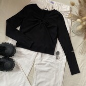 Кофтинка з вирізами у чорному кольорі