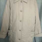 Светлая куртка с карманами