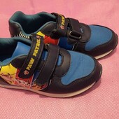 дитячі гарні кросівки 