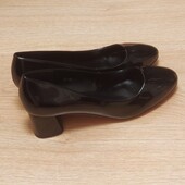 Женские туфли на небольшом каблучке р.41. Новые!
