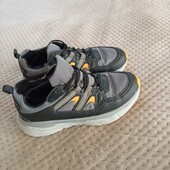 Продам кросівки 40р