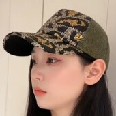 Жіноча бейсболка кепка з золотистими та чорними блискітками паєтками та леопардовим принтом.