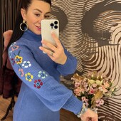 Теплое вязаное платье с вышивкой